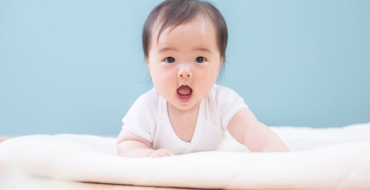 赤ちゃんの寝返りはいつから？安全に見守るコツ