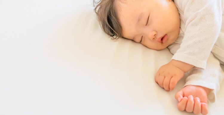 赤ちゃんの昼寝が短い原因は?改善コツも紹介